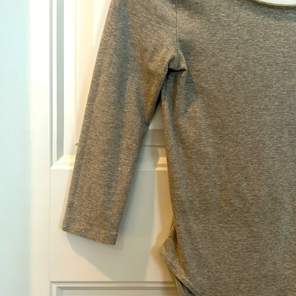 Great GAP bodysuit with a lower rounded back. Cute 3/4 sleeves. Gray, size XS - Picture 2 of 4